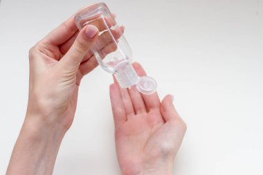 Kadın eli dezenfektan jel kullanıyor..