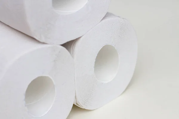 Stapelweise Toilettenpapierrollen Auf Weißem Hintergrund Selektiver Fokus — Stockfoto