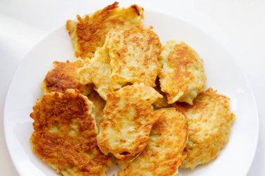 Beyaz bir tabakta taze kızarmış patatesli krep yakın plan..