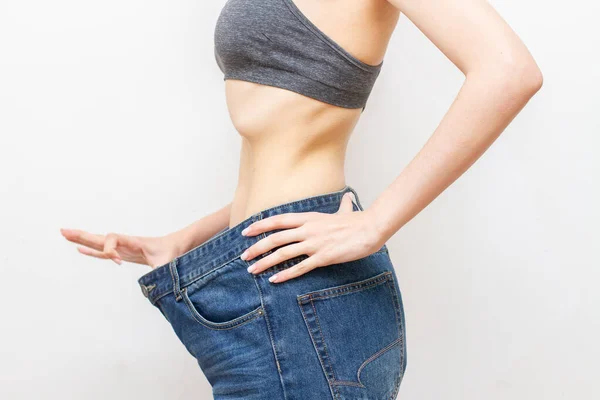 Donne Jeans Mostra Sua Perdita Peso Sfondo Bianco — Foto Stock
