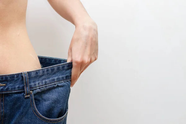 Ung Kvinna Med Stora Jeans Begreppet Viktminskning — Stockfoto