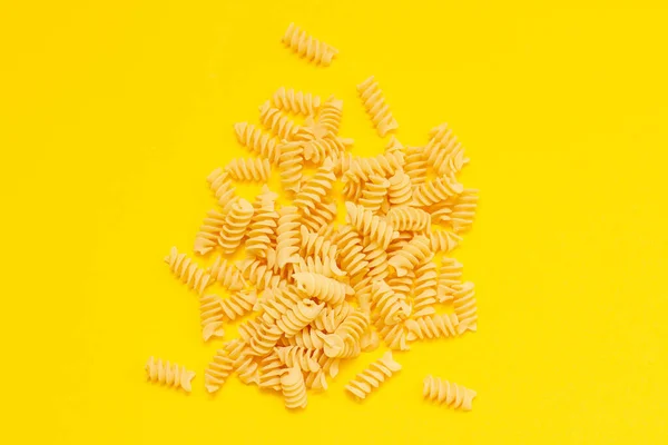 Ungekochte Fusilli Nudeln Auf Gelbem Hintergrund Draufsicht — Stockfoto