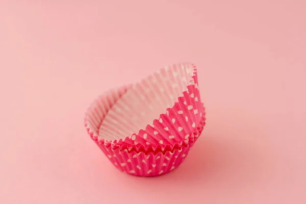 Pinkfarbener leerer Cupcake-Papieretui auf rosa Hintergrund — Stockfoto