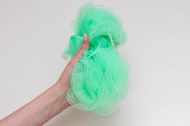 Dişi elinde yeşil naylon bez.