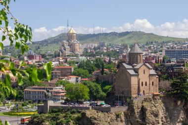 Tiflis 'in merkezindeki kiliseler. Tiflis 'teki Kutsal Üçlü Katedrali. Nor Etchmiadzin Kilisesi