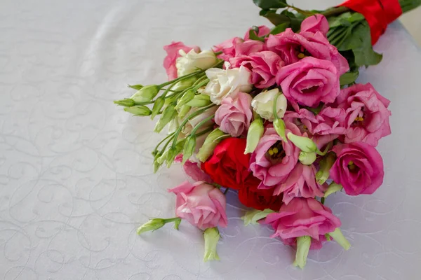 Beautiful bouquet of freshly cut flowers on a white tablecloth. — Stock Photo, Image
