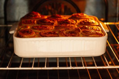Fırında pişirilmiş tatlı tarçınlı rulo şeker. Taze tarçınlı rulo tatlı fırında.