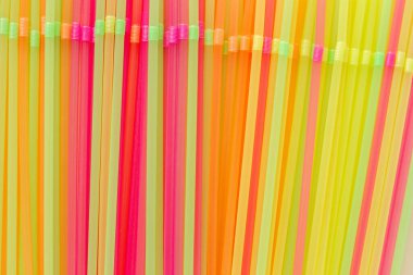 Çok renkli plastik pipetlerin arka planı.