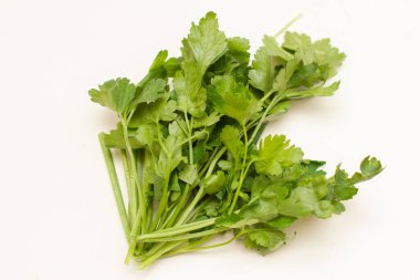 Beyaz arka planda taze turp sürüsü.