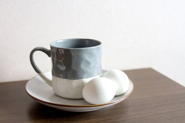 Stillleben Graue Keramiktasse Auf Einer Untertasse Mit Eiern Zum Frühstück — Stockfoto