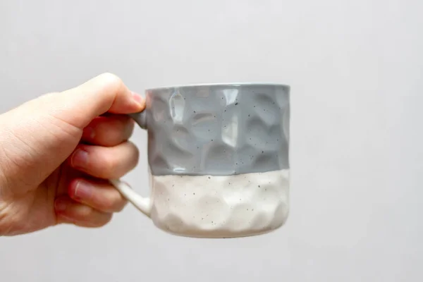 Mano Sostiene Taza Cerámica Gris Sobre Fondo Pared Hormigón — Foto de Stock