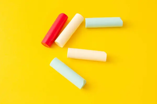 Bunte Tuben Mit Hygienischem Lippenstift Auf Leuchtend Gelbem Hintergrund — Stockfoto