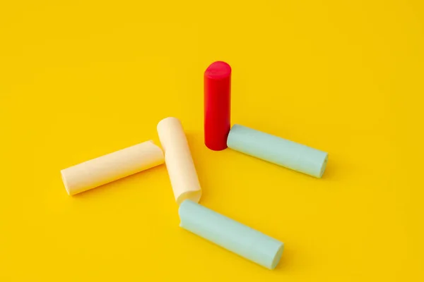 Tubos Multicoloridos Batom Sobre Fundo Amarelo Forma Forma Abstratas — Fotografia de Stock