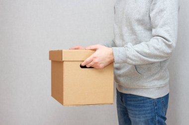 Gri ceketli kurye paketi teslim etti..