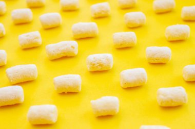 Sarı hava mısır çubukları desen arka plan.