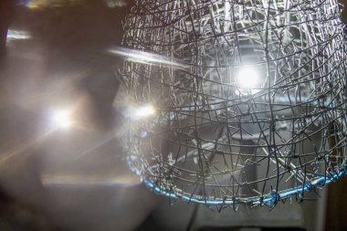 Lambanın parlak lambasında parlıyor. Çatı katı lamba tasarımı. Seçici odaklanma. Yakın çekim.