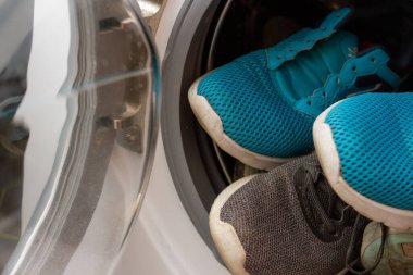Bir çok dityr çift Sneakers davul yıkama makinesinde