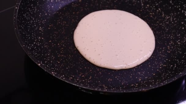 Frittelle bruciate su pentola di cottura. Pancakes cottura su padella primo piano — Video Stock