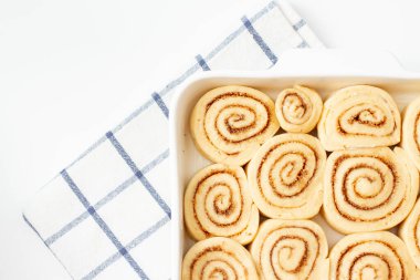 Lezzetli tarçınlı börekler kareli bir peçetede..