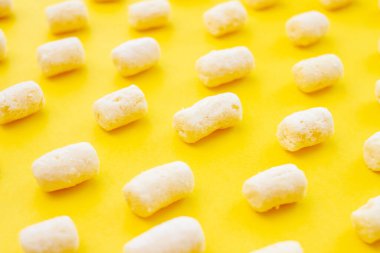 Sarı hava mısır çubuğu deseni sarı arkaplan üzerinde.