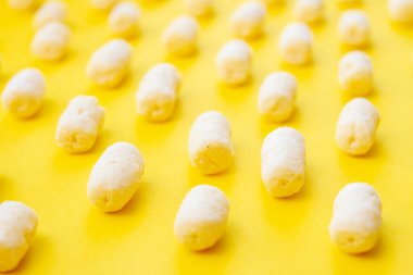 Sarı arkaplanda hava mısırı deseni var.