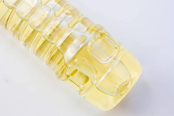 El aceite de girasol en la botella se acercan al blanco — Foto de Stock