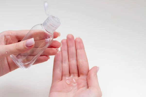 Mains Féminines Utilisant Désinfectant Pour Les Mains Sur Fond Blanc — Photo