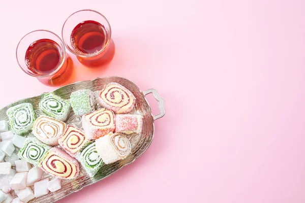 Παραδοσιακά Γλυκά Και Τσάι Ένα Ποτήρι Ροζ Φόντο Ελεύθερος Χώρος — Φωτογραφία Αρχείου