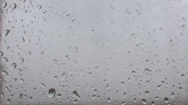 Evdeki pencere camına yağmur damlaları ve Şimşek Fırtınası. Parıldayan şimşek