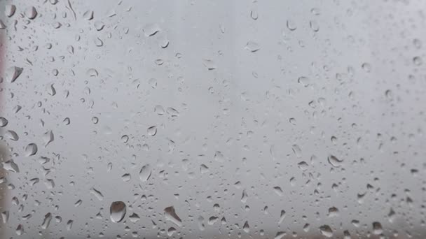 自宅やLightning Stormのウィンドウペインで降雨します。輝く稲妻 — ストック動画