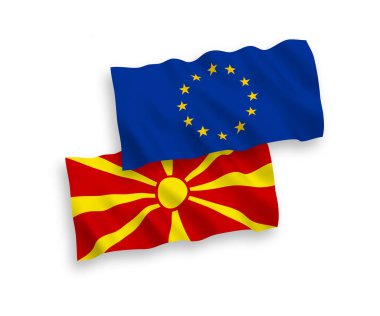 Beyaz arka planda Avrupa Birliği ve Kuzey Makedonya bayrakları