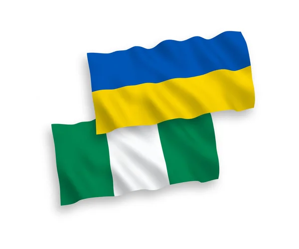 Bandiere di Nigeria e Ucraina su sfondo bianco — Vettoriale Stock