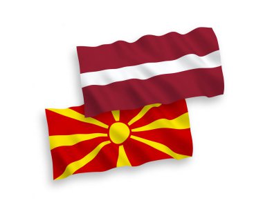 Beyaz arkaplanda Letonya ve Kuzey Makedonya bayrakları