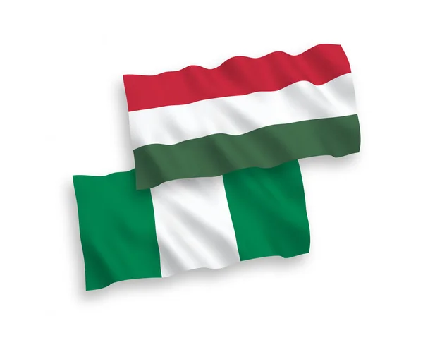 Vlajky Nigérie a Maďarska na bílém pozadí — Stockový vektor