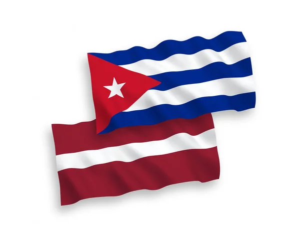 하얀 배경에 있는 라트비아와 쿠바의 국기 — 스톡 벡터
