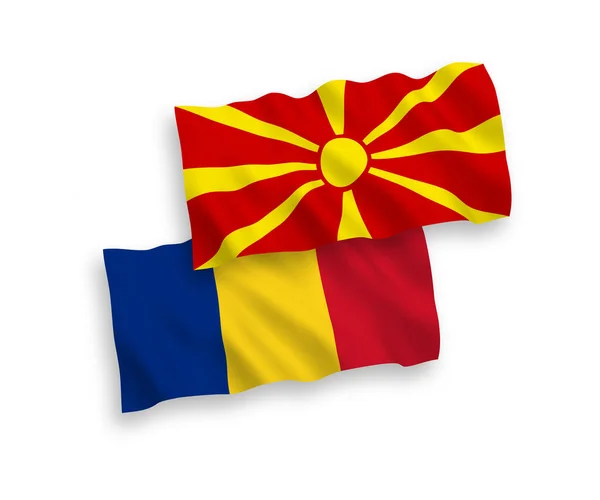 Banderas de Rumanía y Macedonia del Norte sobre un fondo blanco — Archivo Imágenes Vectoriales