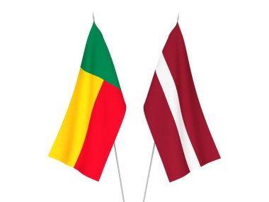Letonya ve Benin bayrakları