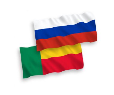 Beyaz arka planda Benin ve Rusya bayrakları