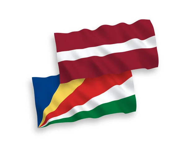 Drapeaux de Lettonie et des Seychelles sur fond blanc — Image vectorielle