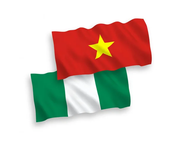 Drapeaux du Nigeria et du Vietnam sur fond blanc — Image vectorielle