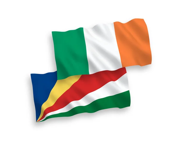 Drapeaux de l'Irlande et des Seychelles sur fond blanc — Image vectorielle