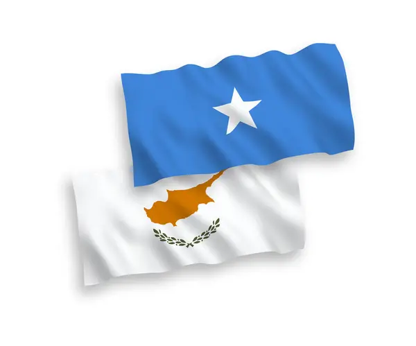 Vlaggen van Cyprus en Somalië op een witte achtergrond — Stockvector