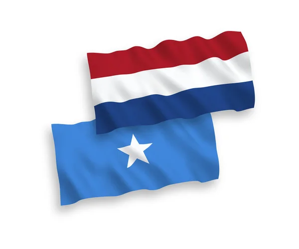 Vlaggen van Somalië en Nederland op een witte achtergrond — Stockvector
