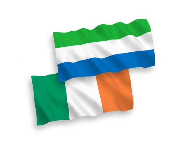 Drapeaux d'Irlande et de Sierra Leone sur fond blanc — Image vectorielle