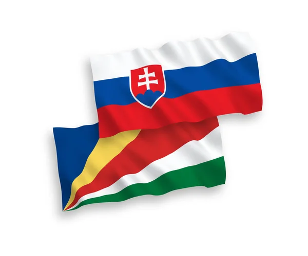 Bandeiras da Eslováquia e Seicheles sobre fundo branco —  Vetores de Stock