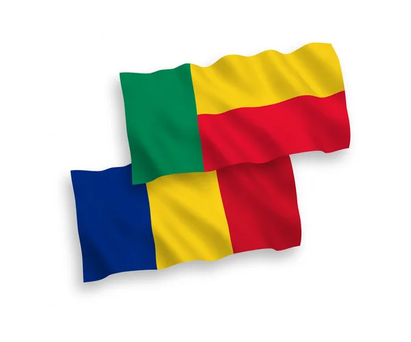 白い背景にルーマニアとベナンの旗 — ストックベクタ