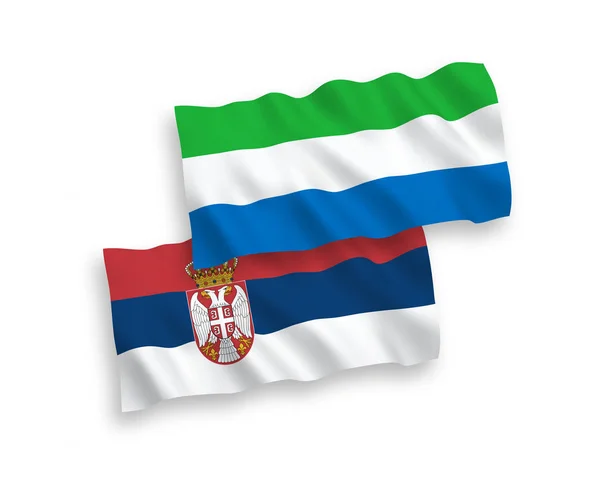 Bandeiras de Serra Leoa e Sérvia sobre um fundo branco — Vetor de Stock