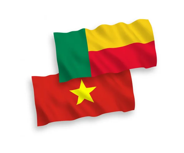 Drapeaux du Bénin et du Vietnam sur fond blanc — Image vectorielle