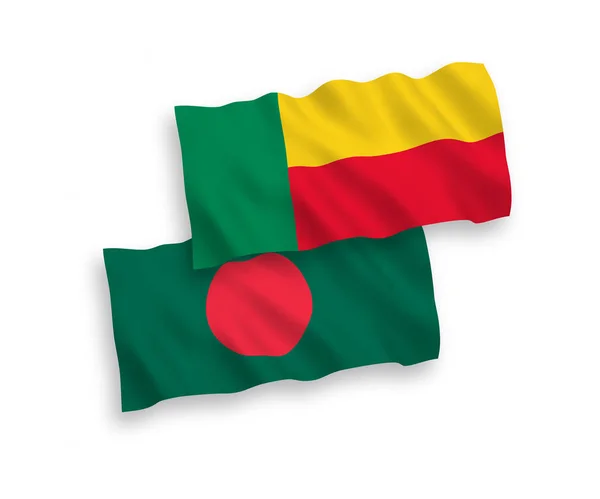 Vlajky Benin a Bangladéš na bílém pozadí — Stockový vektor