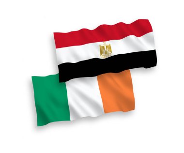 Beyaz arka planda İrlanda ve Mısır bayrakları